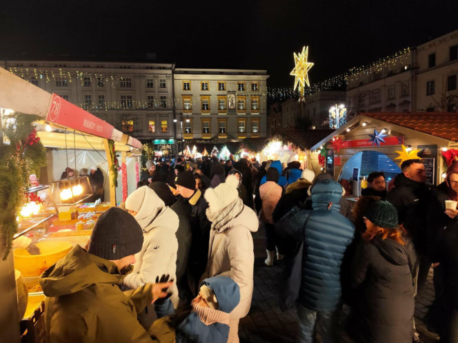 Tłumy na bożonarodzeniowym jarmarku na Rynku. To ostatnie dni żeby go odwiedzić