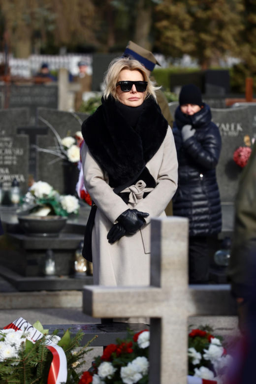 Joanna Racewicz ociera łzy przy grobie męża, pocieszyła ją Barbara Nowacka