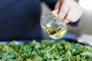 Co dzieje się z jarmużem gdy łączysz go z oliwą z oliwek? Polacy nadal tego nie widzą