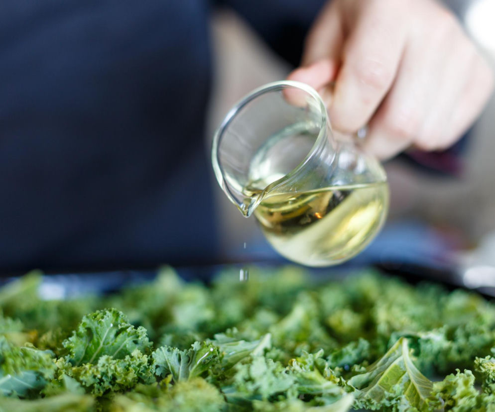 Co dzieje się z jarmużem gdy łączysz go z oliwą z oliwek? Polacy nadal tego nie widzą