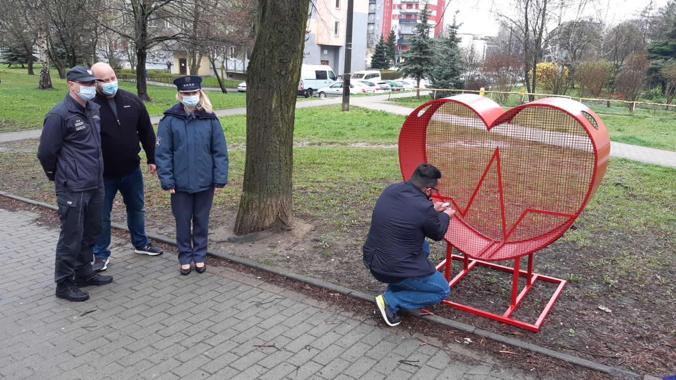 Więźniowie stworzyli ogromne metalowe serce na nakrętki. Zobacz zdjęcia!