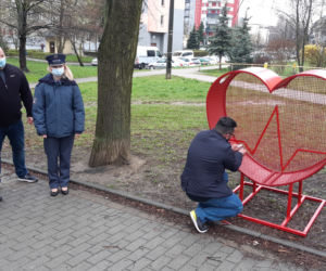Więźniowie stworzyli ogromne metalowe serce na nakrętki. Zobacz zdjęcia!