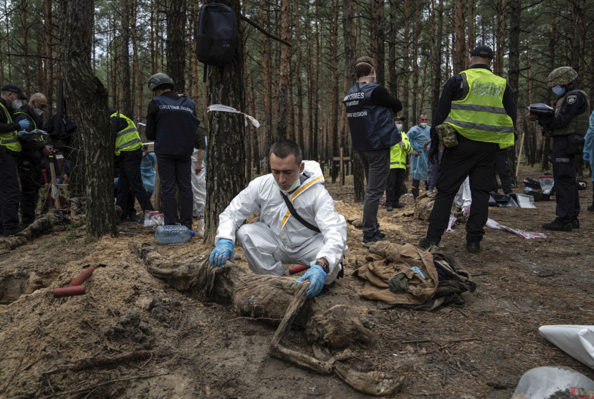 Ukraina. Ekshumacja masowych grobów w Izium