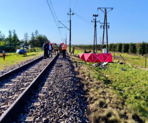 Koszmarny wypadek na przejeździe w Kopydłowie pochłonął kolejną ofiarę. 16-latka kilka dni walczyła o życie