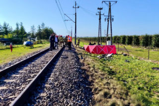 Koszmar pod Wieluniem! Pociąg zderzył się z samochodem. 21-latek nie żyje
