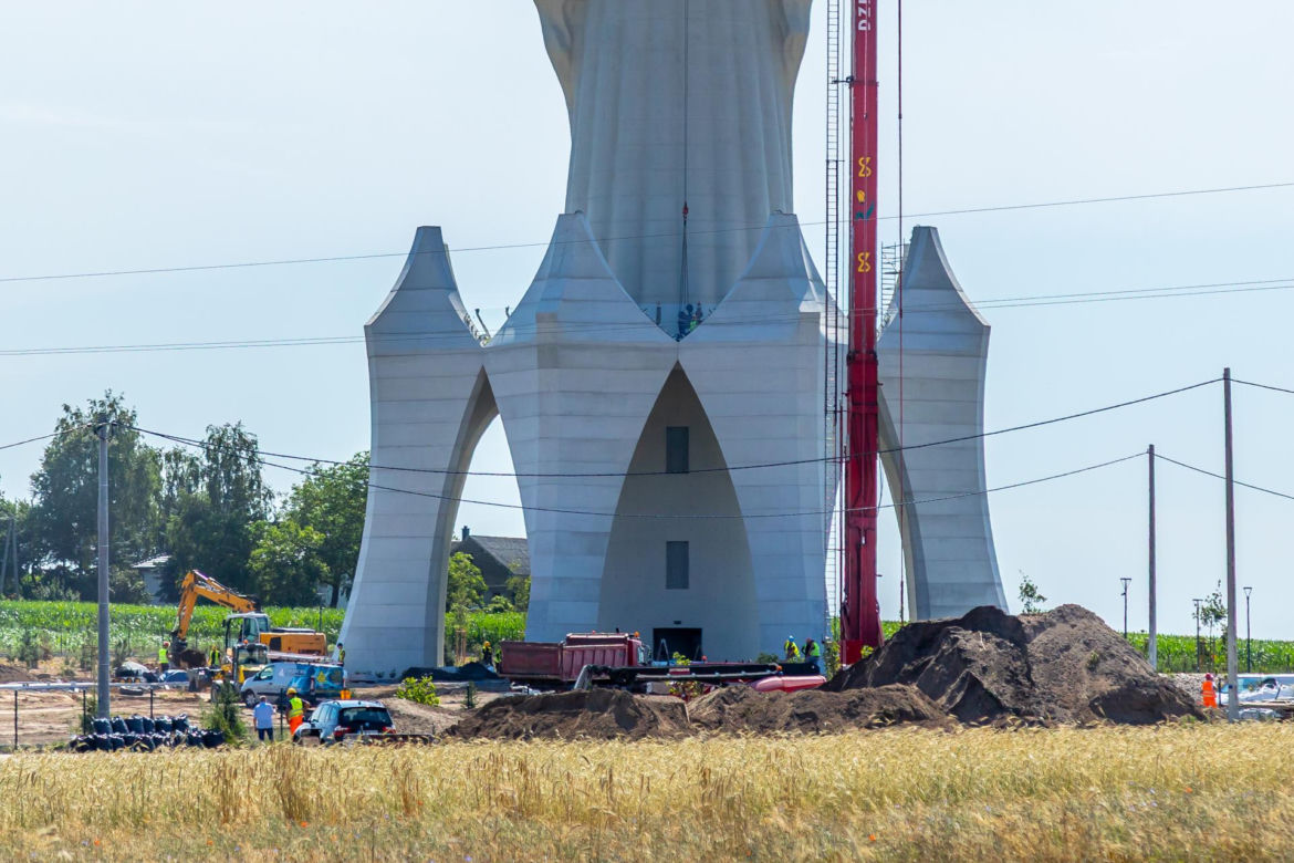 Budowa pomnika Matki Boskiej w Konotopiu