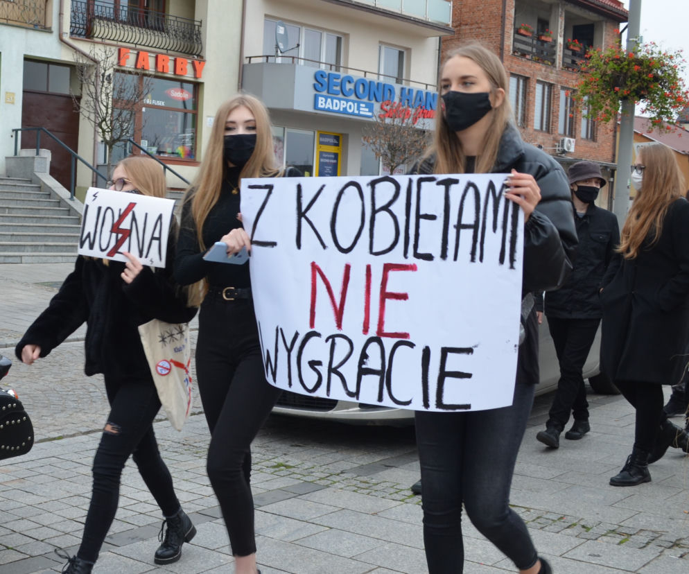 Z KOBIETAMI NIE WYGRACIE w Starachowicach też protestowali przed biurami posłów PiS