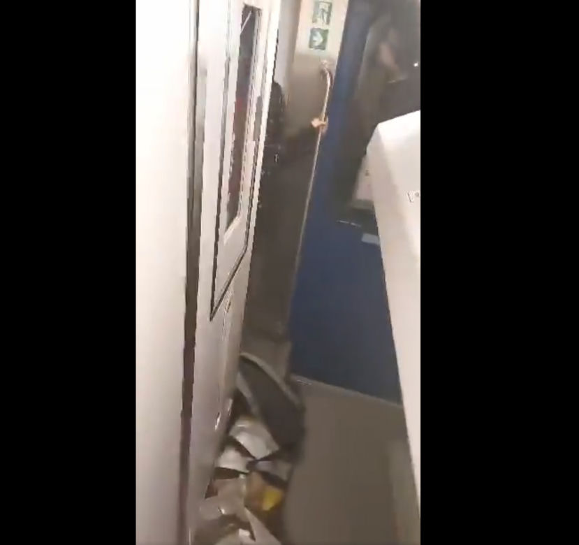 W pociągu PKP InterCity "Niemcewicz" zarwał się sufit! Szok na trasie Warszawa-Terespol [ZDJĘCIA]. Kontener: Warszawa.