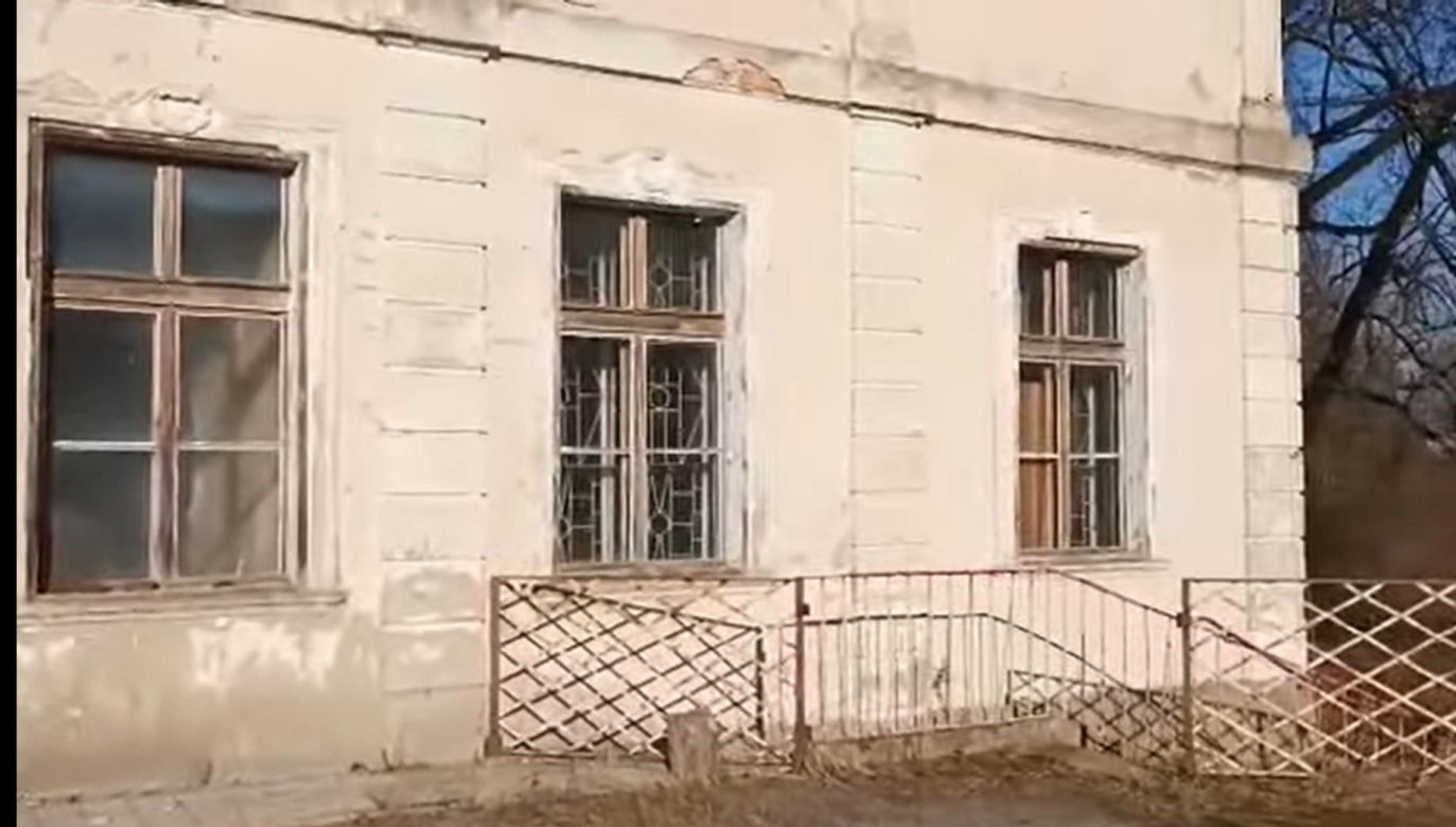 Pałac Krzysztofa Rutkowskiego obok Głogowa popada w ruinę