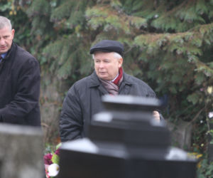 Jarosław Kaczyński na grobie matki