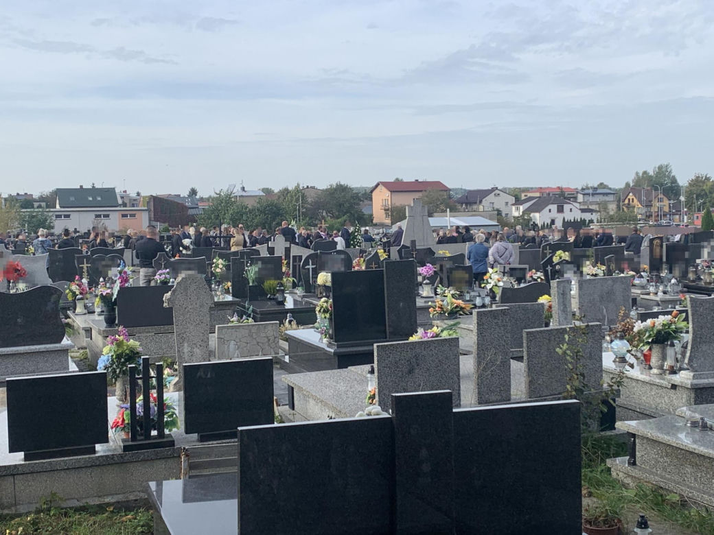 Biały miś obok urny Oliwierka rozrywa serca. Chłopiec zginął z rodzicami w tragicznym wypadku na A1