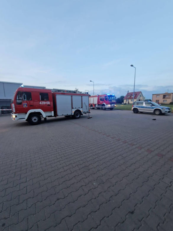 Kolizja na stacji paliw w Krobi. Osobówka przewróciła czterokołowiec
