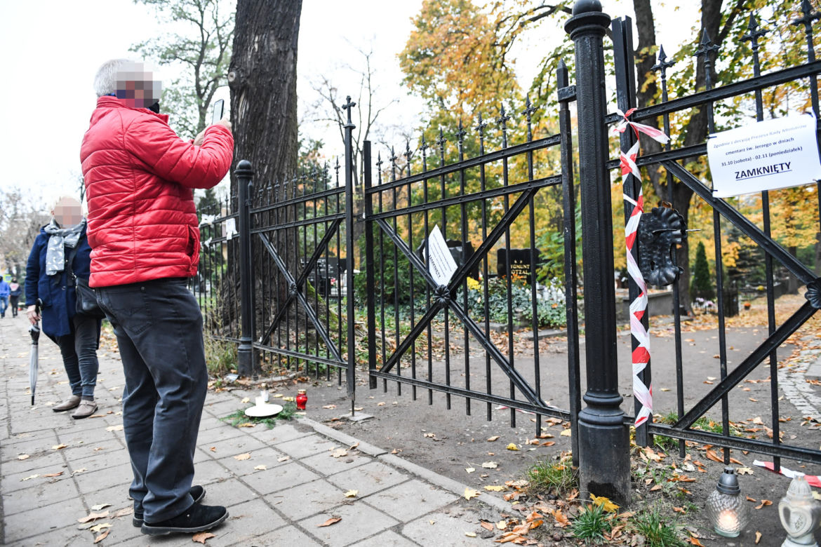 Cmentarze 1 listopada zamknięte dla niezaszczepionych. Kontrowersyjna rada eksperta. Rząd już podjął decyzję!