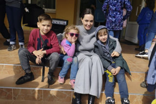 Angelina Jolie pokazała, czym bawi się ukraińska dziewczynka. “Nie zdawała sobie sprawy, co to jest”