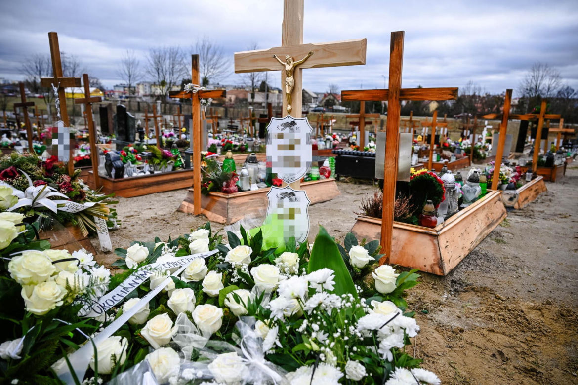 Weronika i Wiktoria spoczęły pod kołderką białych róż. Ostatnia droga tragicznie zmarłych sióstr
