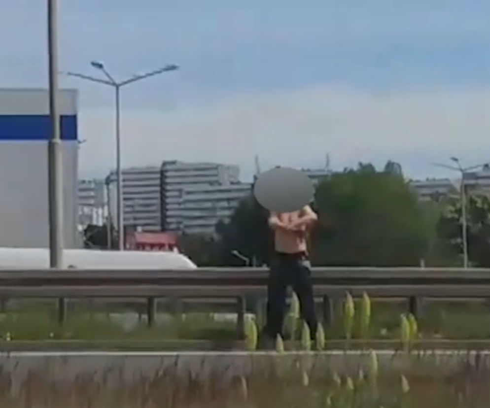 Półnagi mężczyzna biegał po DTŚ w Chorzowie. Wchodził pod koła, dotykał szyb [WIDEO]
