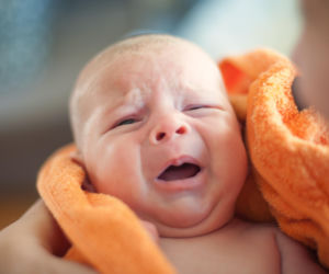 Dlaczego niemowlę nie chce zejść z rąk? Rodzice często ignorują ten powód