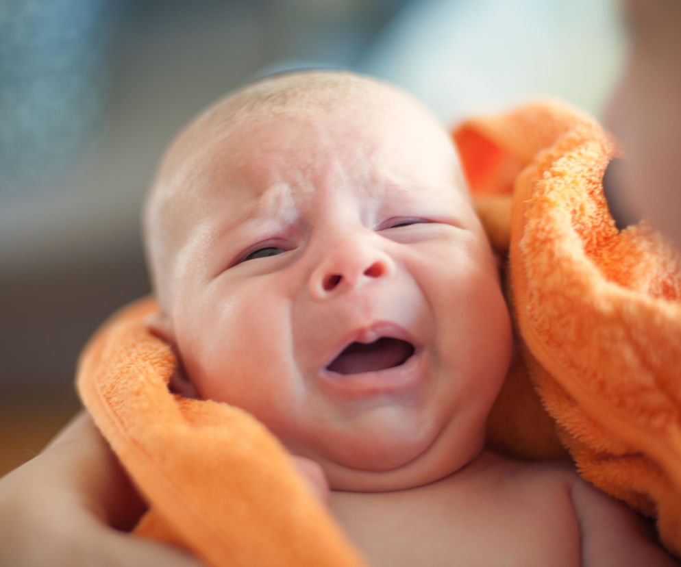 Dlaczego niemowlę nie chce zejść z rąk? Rodzice często ignorują ten powód