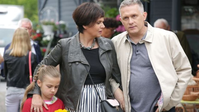 M jak miłość odcinek 1254 Marysia (Małgorzata Pieńkowska) Artur (Robert Moskwa) Basia (Maja Wudkiewicz)