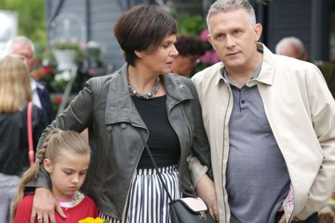 M jak miłość odcinek 1254 Marysia (Małgorzata Pieńkowska) Artur (Robert Moskwa) Basia (Maja Wudkiewicz)
