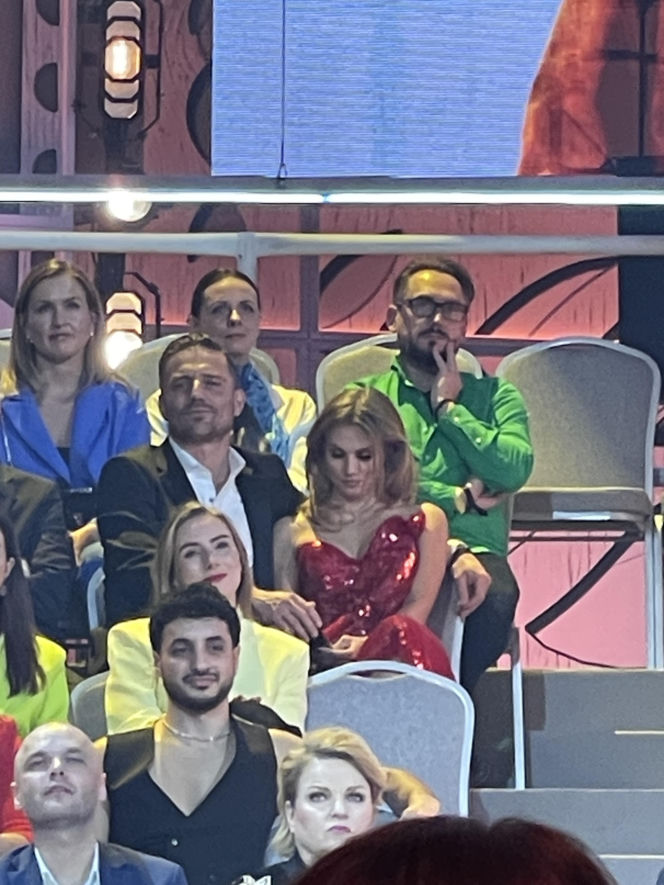 Tak Kaczorowska i Rogacewicz zachowywali się na ramówce TVP. Najpierw obejmował, a potem nurkował pod krzesło!