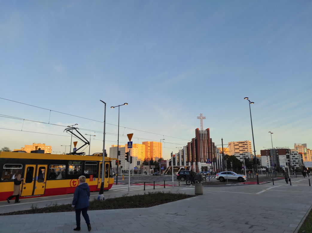 Tak się oszczędza prąd w Warszawie. Latarnie na Bródnie świecą się w biały dzień!