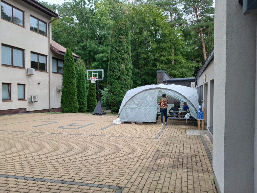Dzieci w Sękocinie Starym ucza się pod chmurką