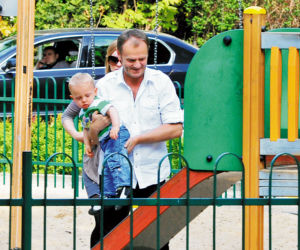 Dziadek Tusk bawi wnuczka