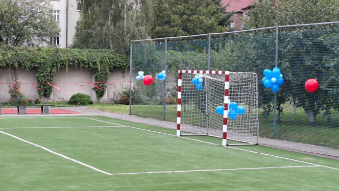 Zmodernizowane boisko przy Szkole Podstawowej Sióstr Nazaretanek w Kaliszu już otwarte
