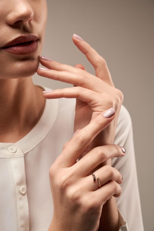 Lniane paznokcie to idealny manicure dla minimalistek