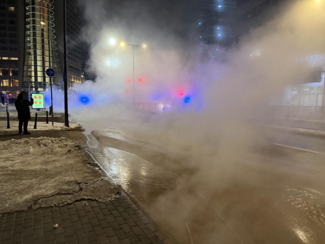 Gorąca chmura spowiła centrum Warszawy. Wielka dziura na środku ulicy. Co się stało?!