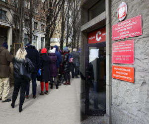 Ogromne kolejki przed urzędami. Mieszkańcy rzucili się po paszporty