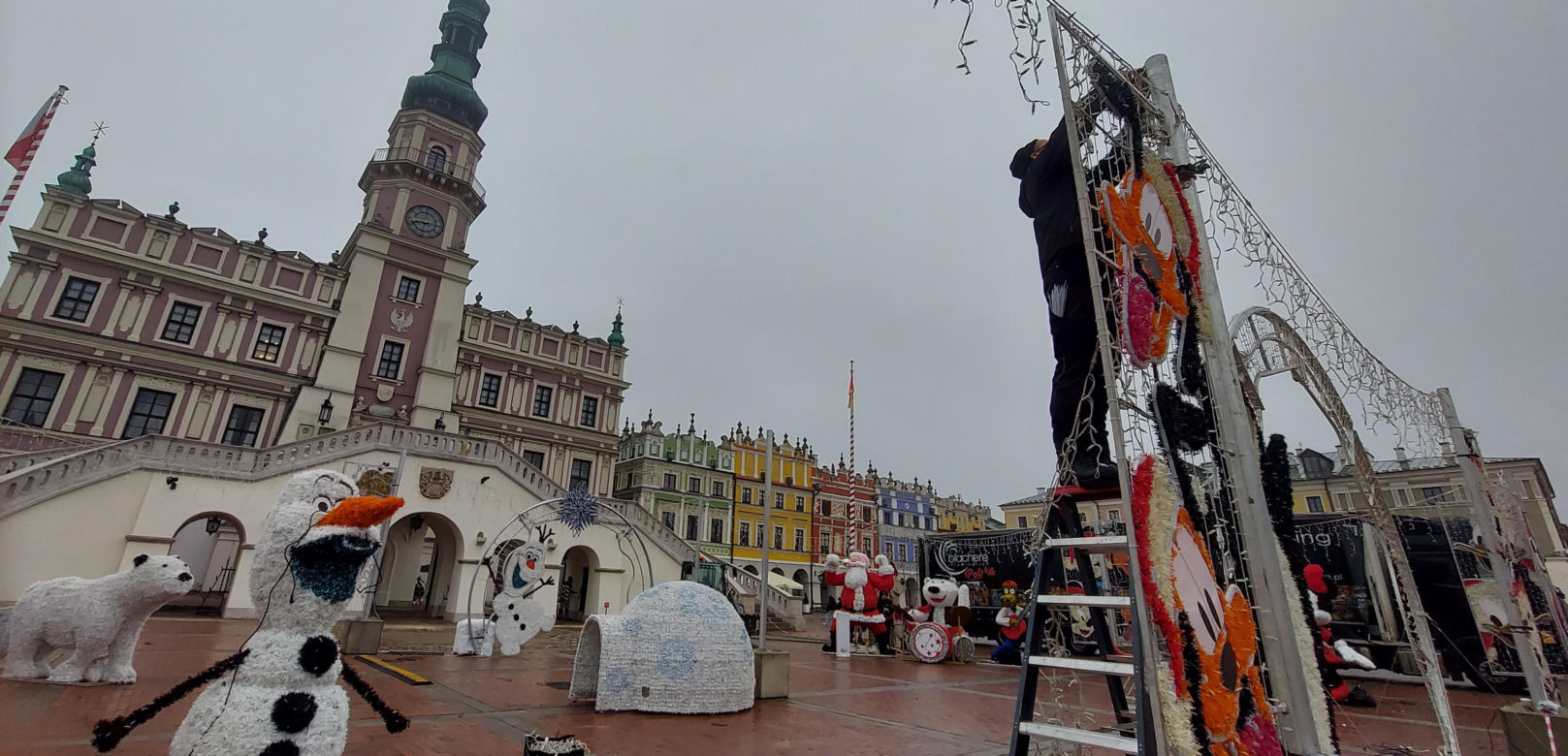 Bajkowa instalacja przed zamojski ratuszem