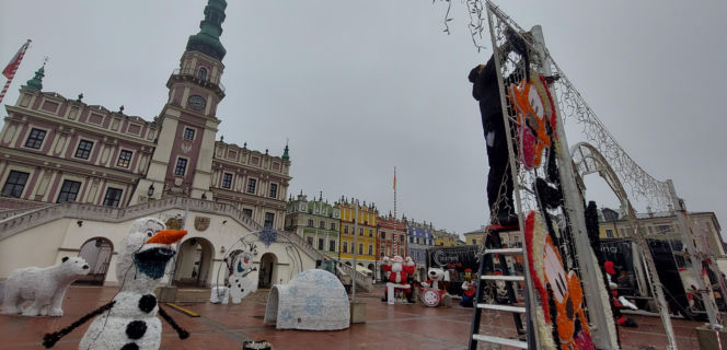 Bajkowa instalacja przed zamojski ratuszem