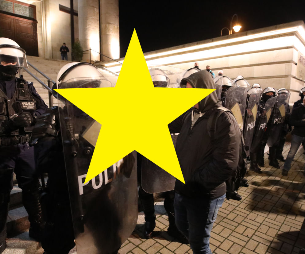 Strajk kobiet w Katowicach: Wyszedł do policji z kwiatami. Reakcja wzrusza!