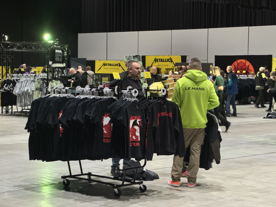 Gadżety w oficjalnym sklepie Metalliki w Katowicach