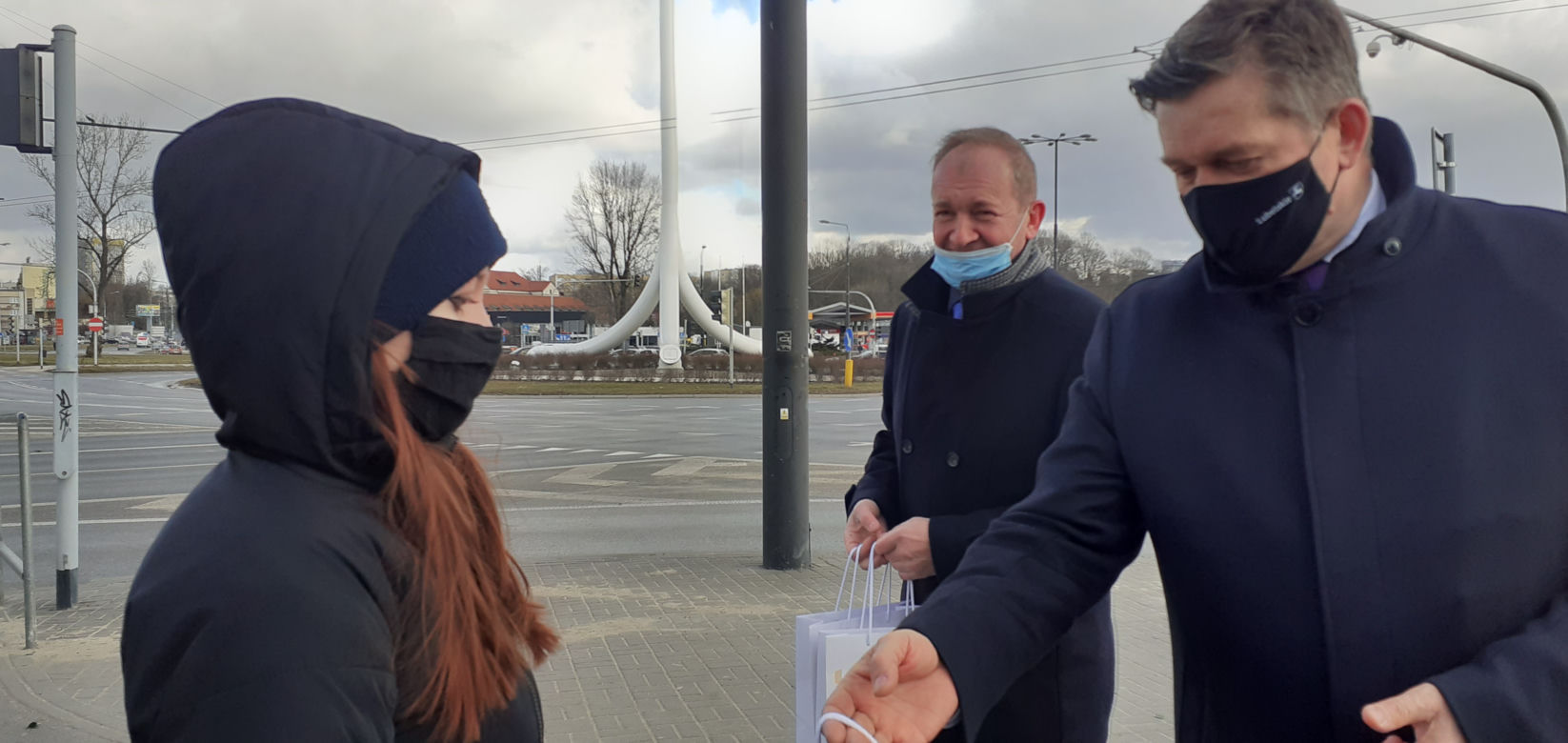 Kobiety dostawały róże zamiast mandatów