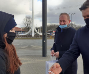 Kobiety dostawały róże zamiast mandatów