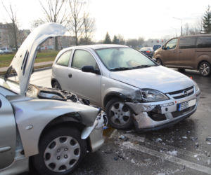 Wypadek na skrzyżowaniu Staszica i Okrzei. Dwie osoby w szpitalu