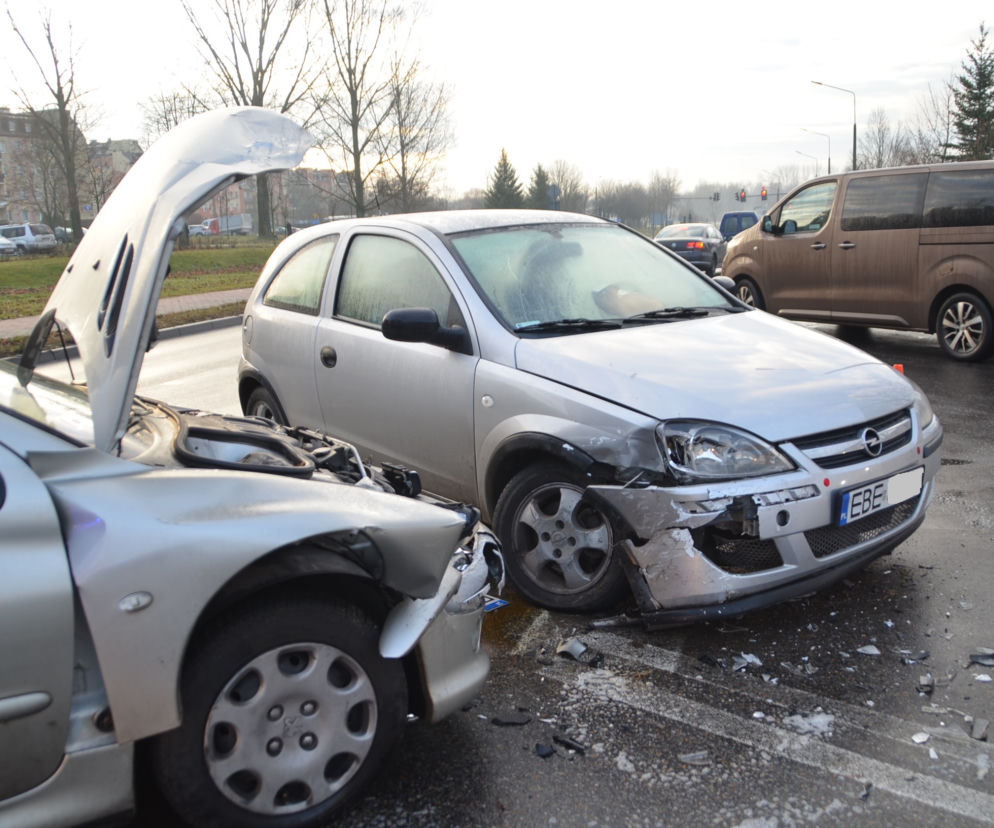 Wypadek na skrzyżowaniu Staszica i Okrzei. Dwie osoby w szpitalu