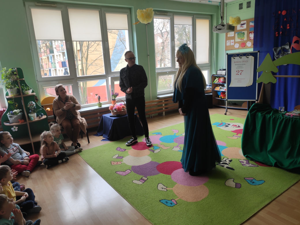 Dzień teatru z Eską, aktorami i radomskimi maluchami