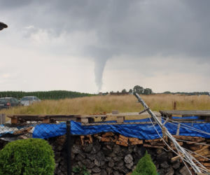 Trąba powietrzna na Śląsku! Ogromny wir widziany był w Żorach. Może być groźny! [ZDJĘCIA, WIDEO]