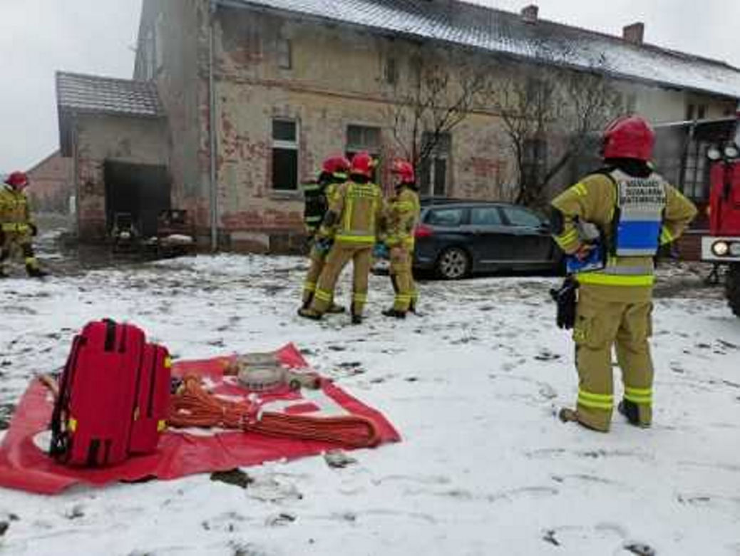 Pożar uwięził matkę z dwojgiem dzieci pod Krotoszynem! Dziewczynka wymagała reanimacji [ZDJĘCIA]