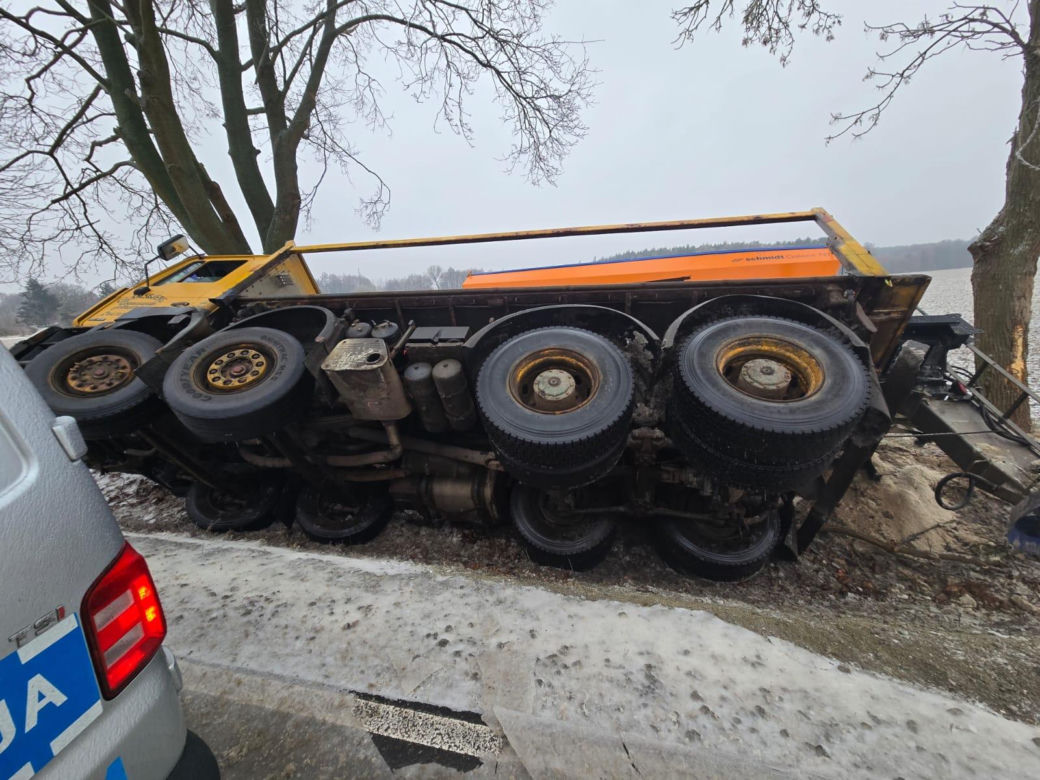 Pługopiaskarka wylądowała w rowie. Trudne warunki na drogach w powiecie wschowskim
