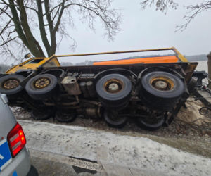 Pługopiaskarka wylądowała w rowie. Trudne warunki na drogach w powiecie wschowskim