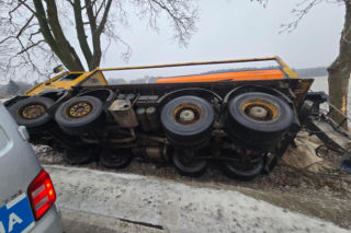 Pługopiaskarka wylądowała w rowie. Trudne warunki na drogach w powiecie wschowskim