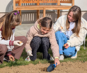 Uczniowie posadzili kwiaty dla tarnowskiego hospicjum Via Spei. To już kolejna edycja charytatywnej akcji
