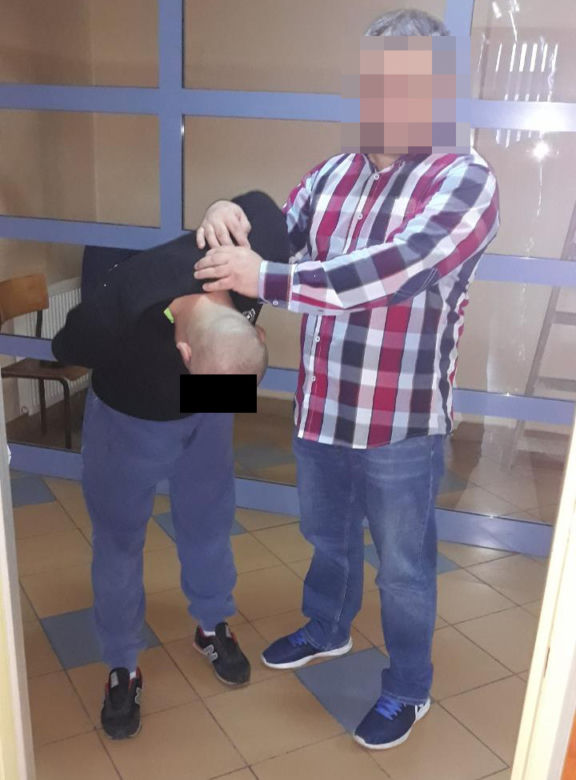 Ruszył z granatem na szwagra!