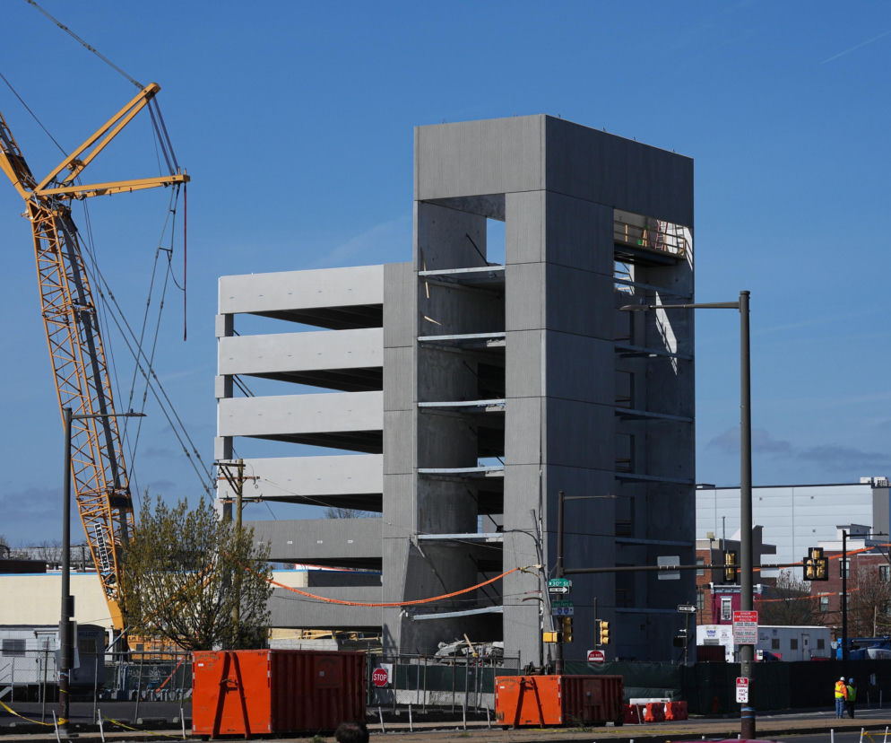 Dramat na budowie piętrowego garażu! Jedna osoba nie żyje. Dwie uwięzione pod gruzami