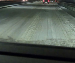 Skute lodem chodniki, ulice i... samochody. Trudny poranek dla kierowców w Lesznie